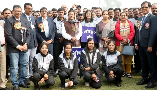 जल संसाधन विभाग की 34वीं अन्‍तर क्षेत्रीय खेल प्रतियोगिता के प्रतिभागियों के साथ उप मुख्यमंत्री राजेन्द्र शुक्ल