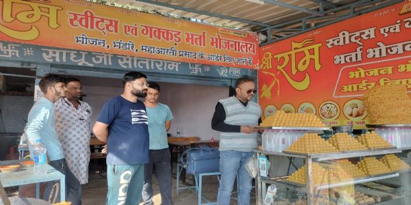 जबलपुरः खाद्य सुरक्षा अधिकारियों ने केक, चॉकलेट, पेस्ट्री निर्माण एवं विक्रय प्रतिष्ठानों का किया निरीक्षण