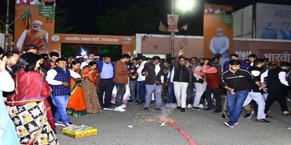 भजनलाल सरकार की दूसरी वर्षगांठ की पूर्व संध्या पर भाजपा प्रदेश कार्यालय में भव्य आतिशबाजी