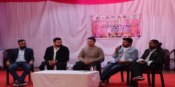 साहित्य को ये चुप्पियाँ तोड़नी होंगी : अशोक वाजपेयी