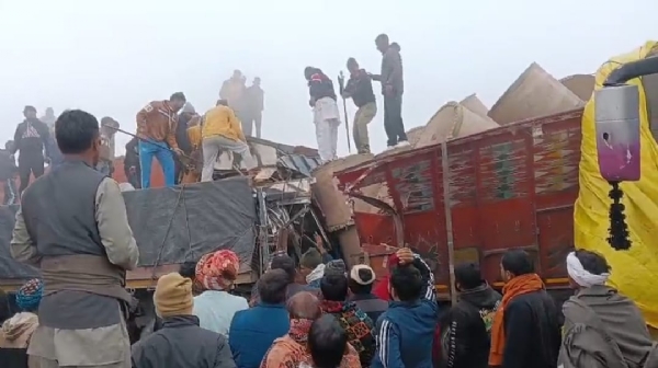 फोटो कैप्शन 14आरटीके2 : खरखडा के पास नेशनल हाईवे 152 डी पर हुए हादसे के बाद राहत कार्य में जुटे राहगीर ------------