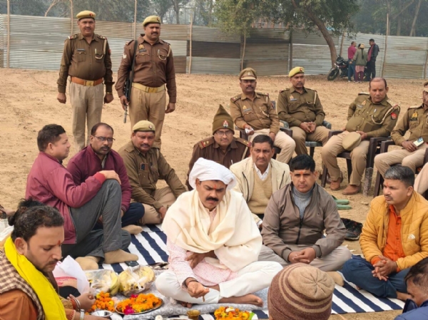 माघ मेला क्षेत्र में रविवार को भूमि पूजन करते हुए होमगार्ड विभाग प्रयागराज जिला कमांडेंट रंजीत सिंह का छाया चित्र माघ मेला क्षेत्र में रविवार को भूमि पूजन करते हुए होमगार्ड विभाग प्रयागराज जिला कमांडेंट रंजीत सिंह का छाया चित्र