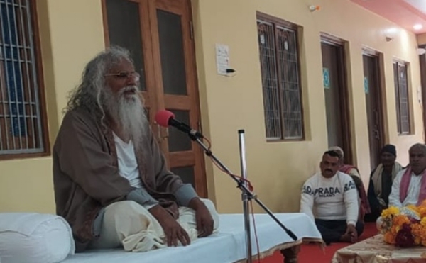 परमहंस औरा आश्रम में भक्तों को प्रबचन सुनाते तुलसीदास महाराज। परमहंस औरा आश्रम में भक्तों को प्रबचन सुनाते तुलसीदास महाराज।