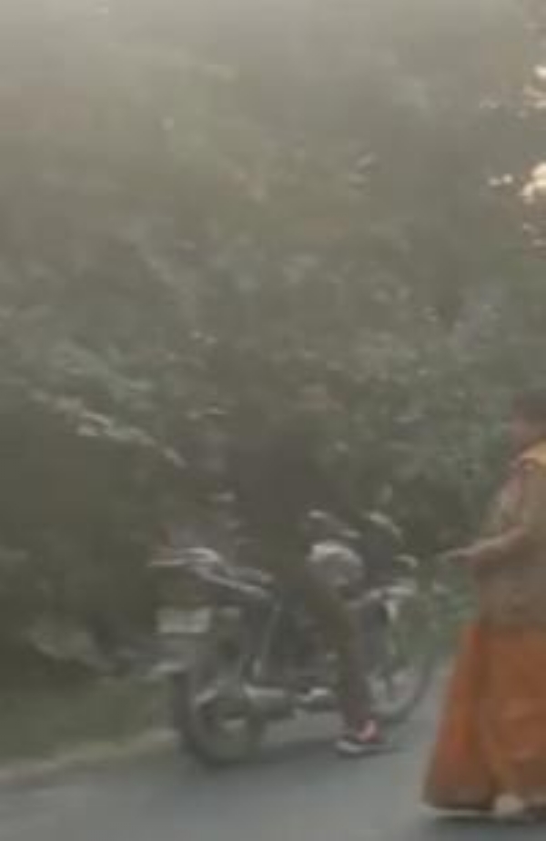 बाइक पर बैठा युवक और सड़क पर खड़ी पीड़ित महिला बाइक पर बैठा युवक और सड़क पर खड़ी पीड़ित महिला