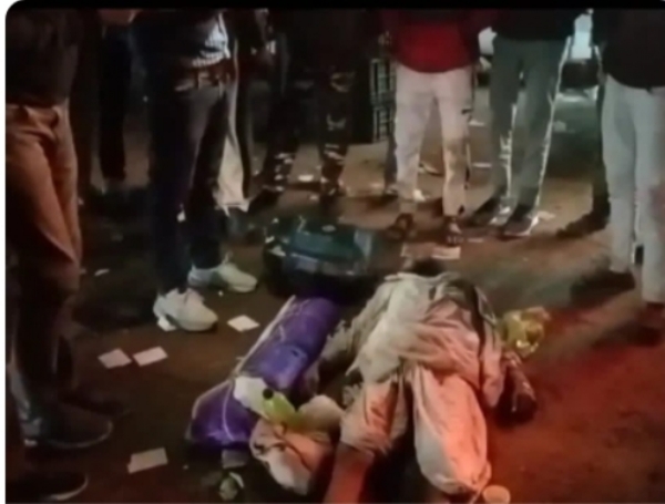 बस स्टैंड पर मृतक का शव बस स्टैंड पर मृतक का शव