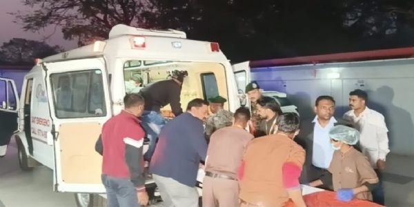 घायल जवानों को लेजाते हुए घायल जवानों को लेजाते हुए