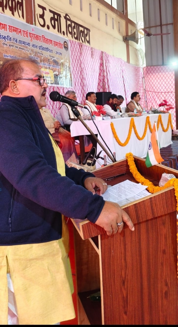 मंच संचालन करते डॉ हरेंद्र मंच संचालन करते डॉ हरेंद्र