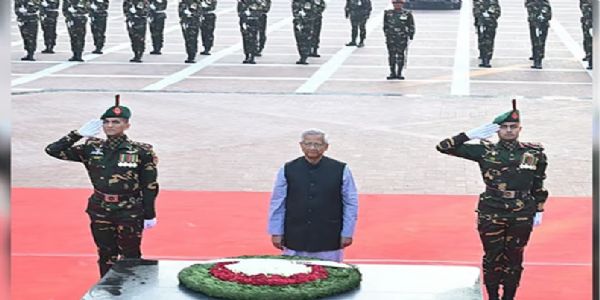 बांग्लादेश की अंतरिम सरकार के मुख्य सलाहकार प्रोफेसर मोहम्मद यूनुस ने आज शहीद बुद्धिजीवी दिवस पर मीरपुर स्मारक पर पहुंचकर सपूतों श्रद्धांजलि दी। फोटो सौजन्य - मुख्य सलाहकार की मीडिया शाखा बांग्लादेश की अंतरिम सरकार के मुख्य सलाहकार प्रोफेसर मोहम्मद यूनुस ने आज शहीद बुद्धिजीवी दिवस पर मीरपुर स्मारक पर पहुंचकर सपूतों श्रद्धांजलि दी। फोटो सौजन्य - मुख्य सलाहकार की मीडिया शाखा