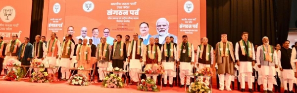 मंचासीन भाजपा के नेता मंचासीन भाजपा के नेता