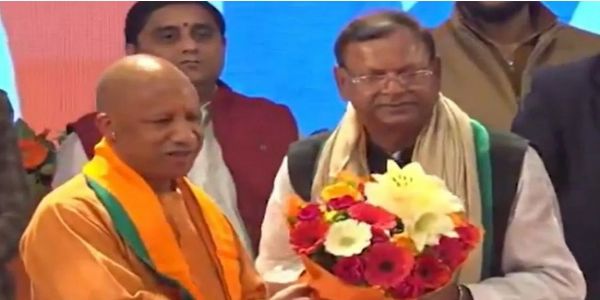 उत्तर प्रदेश भाजपा के नवनिर्वाचित अध्यक्ष पंकज चौधरी का स्वागत करते मुख्यमंत्री योगी आदित्यनाथ