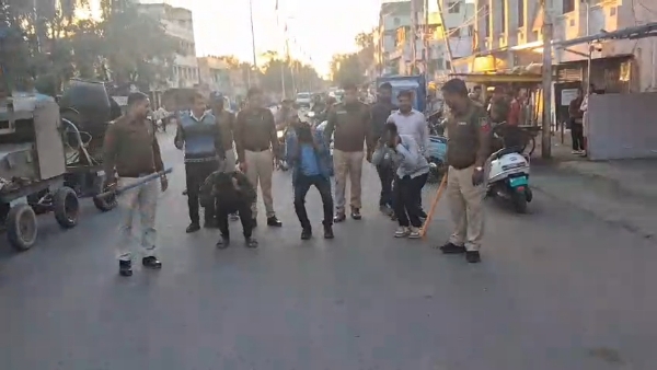 पुलिस ने जुलूस निकाला पुलिस ने जुलूस निकाला