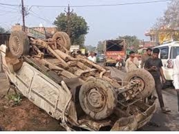 तेज रफ्तार बोलेरो कार अनियंत्रित होकर पलटी तेज रफ्तार बोलेरो कार अनियंत्रित होकर पलटी