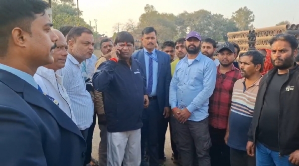 केंदुआडीह में निरीक्षण के दौरान फोन पर उपायुक्त से बात करते सांसद ढुल्लू महतो केंदुआडीह में निरीक्षण के दौरान फोन पर उपायुक्त से बात करते सांसद ढुल्लू महतो