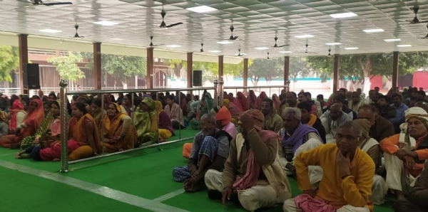 परमहंस औरा आश्रम में प्रबचन सुनते भक्त। परमहंस औरा आश्रम में प्रबचन सुनते भक्त।