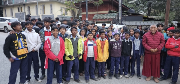 मैच देखने जाते हुए टोंगलेन संस्था के3 बच्चे। मैच देखने जाते हुए टोंगलेन संस्था के3 बच्चे।