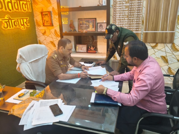 कोतवाली में तहरीर देते हुए औषधि निरक्षक रजत कुमार पांडेय कोतवाली में तहरीर देते हुए औषधि निरक्षक रजत कुमार पांडेय