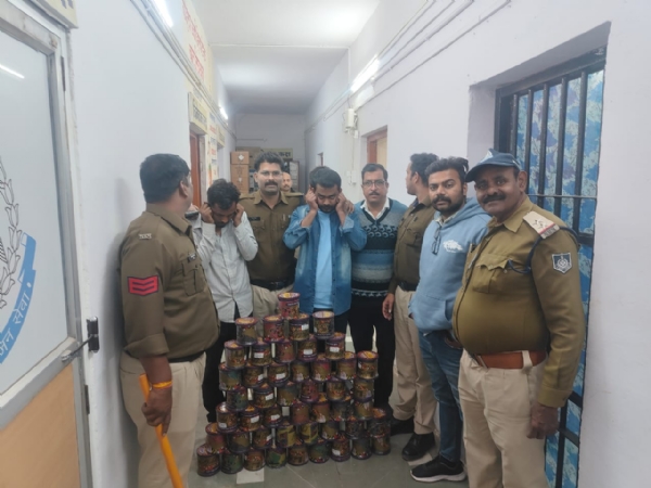 पुलिस ने चायना डोर बेच रहे 5 लोगों को पकड़ा पुलिस ने चायना डोर बेच रहे 5 लोगों को पकड़ा