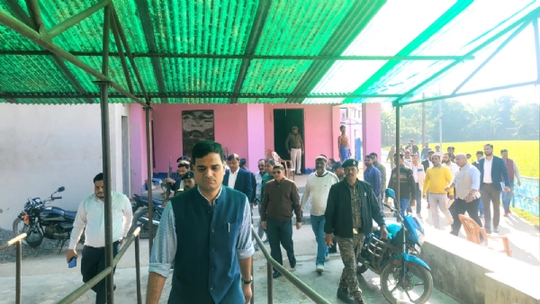 निरिक्षण करते हुए डीएम निरिक्षण करते हुए डीएम