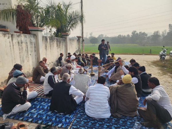 फोटो कैप्शन 14आरटीके3 : पंचातय में मामले को लेकर आगामी रणनीति तय करते हुए खाप प्रतिनिधि --------- फोटो कैप्शन 14आरटीके3 : पंचातय में मामले को लेकर आगामी रणनीति तय करते हुए खाप प्रतिनिधि ---------