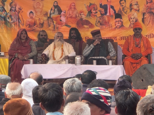 मंच पर उपस्थित संत एवं अन्य अतिथियों का छाया चित्र