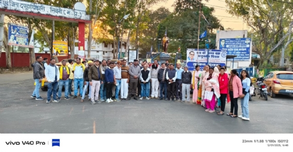 Seoni: Ajax submitted a memorandum to the Governor and Chief Minister, raising voice in support of IAS Santosh Verma. Seoni: Ajax submitted a memorandum to the Governor and Chief Minister, raising voice in support of IAS Santosh Verma.