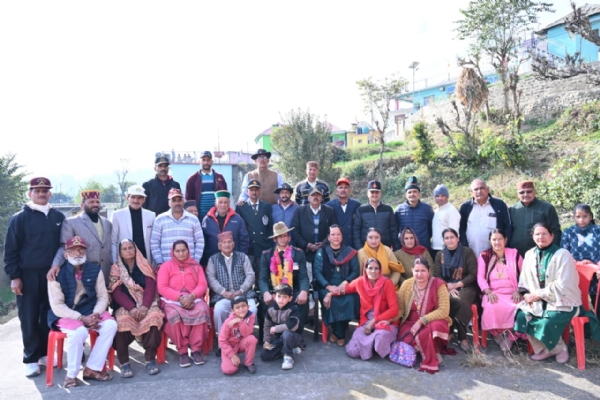 लेफ्टीनेंट राजीव का डवाहण पहुंचने पर स्वागत करते हुए लोग। लेफ्टीनेंट राजीव का डवाहण पहुंचने पर स्वागत करते हुए लोग।