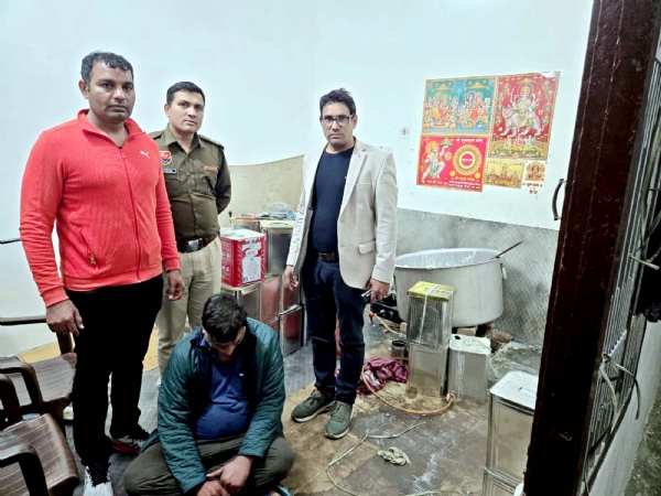 मौके पर टीम की गिरफ्त में मौजूद नंदकिशोर।