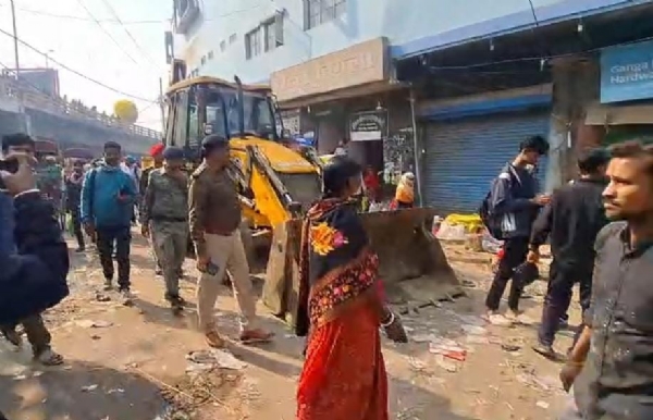 अतिक्रमण हटाती पुलिस