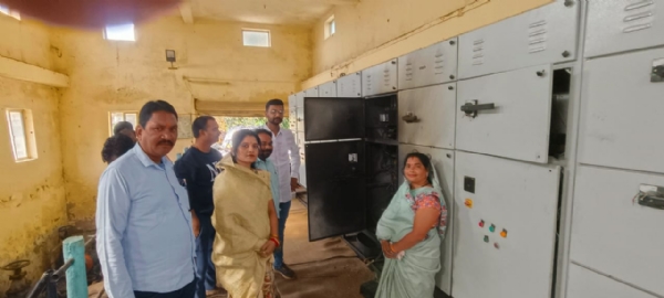 फिल्टर प्लांट का निरीक्षण करते हुए कांग्रेसी पार्षद। फिल्टर प्लांट का निरीक्षण करते हुए कांग्रेसी पार्षद।