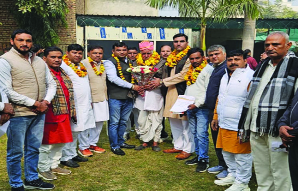 सोनीपत: जिला अध्यक्ष बिजेंद्र मलिक नई टीम का समारोह में स्वागत करते हुए सोनीपत: जिला अध्यक्ष बिजेंद्र मलिक नई टीम का समारोह में स्वागत करते हुए