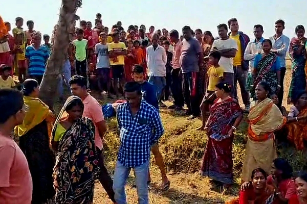 घटनास्थल पर लोगों की भीड़ घटनास्थल पर लोगों की भीड़