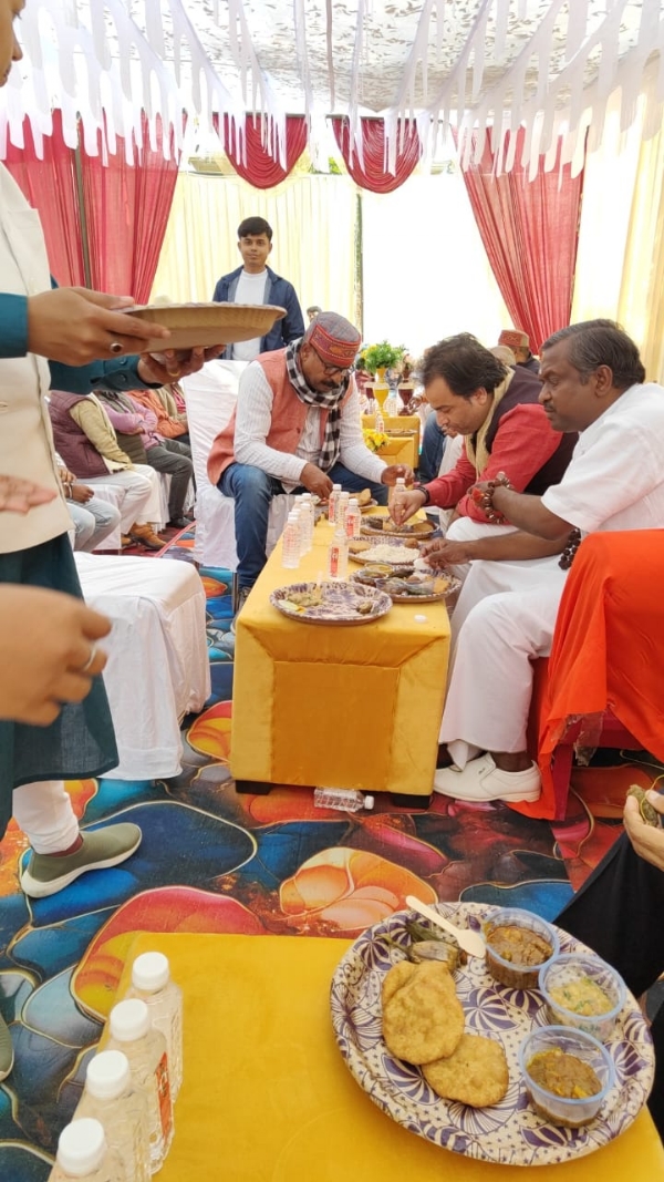 नौशाद अहमद दुबे के भतीजे की दावते वलीमा में शामिल ब्राह्मण महासभा के लोग नौशाद अहमद दुबे के भतीजे की दावते वलीमा में शामिल ब्राह्मण महासभा के लोग