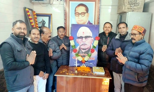 ‘कुमाऊं केसरी’ खुशी राम को उनकी 139वीं जयंती पर श्रद्धांजलि देते शिल्पकार सभा के पदाधिकारी। ‘कुमाऊं केसरी’ खुशी राम को उनकी 139वीं जयंती पर श्रद्धांजलि देते शिल्पकार सभा के पदाधिकारी।