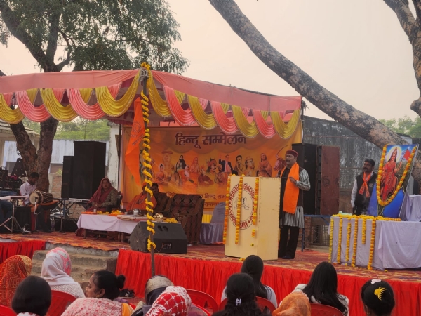 प्रयागराज के बारा में रणजीत पंडित इण्टर कालेज में आयोजित कार्यक्रम को संबोधित करते हुए पुर्वी उत्तर प्रदेश के क्षेत्र प्रचारक अनिल का छाया चित्र