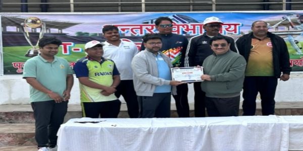 विजेता टीम पुरस्कृत होते हुए विजेता टीम पुरस्कृत होते हुए