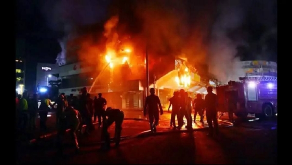 पुरुलिया के बस स्टैंड इलाके में देर रात लगी भीषण आग के बाद जलती हुई दुकानें और उठता धुएं का गुबार। पुरुलिया के बस स्टैंड इलाके में देर रात लगी भीषण आग के बाद जलती हुई दुकानें और उठता धुएं का गुबार।