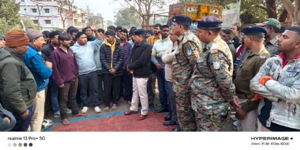 हनुमान और शिव मंदिर में हुई तोड़फोड को लेकर आक्रोशित लोगों ने किया सड़क जाम