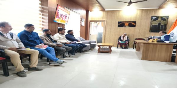 एसडीएम हीरानगर ने विभिन्न विभागों के साथ बैठक की, चल रही विकास परियोजनाओं पर की चर्चा