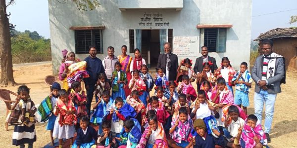 महाधर्माध्यक्ष विंसेंट आइंद ने जरूरतमंदों के बीच बांटे कंबल,प्रेम का दिया संदेश