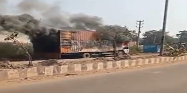 बेल्लारी में लॉरी में लगी आग, 40 दोपहिया वाहन जलकर खाक, 45 लाख का नुकसान
