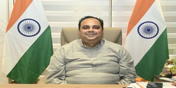 दिल्ली में अवैध दवा कारोबार पर सख्ती, भागीरथ पैलेस में 27 थोक दवा विक्रेताओं की जांच