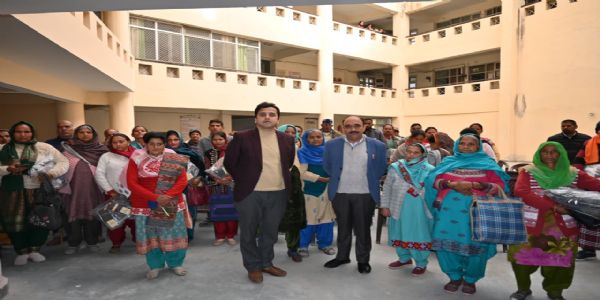 जिला विधिक सेवा प्राधिकरण द्वारा आपदा प्रभावितों को राहत सामग्री वितरित