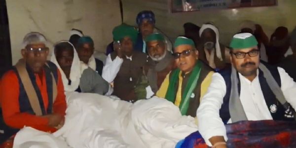 जालौन में किसानों का अनिश्चितकालीन धरना: मुआवजा, बिजली और लेखपालों के खिलाफ आक्रोश