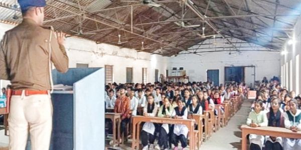 पुलिस ने विद्यालय में चलाया जन-संवाद एवं जन-जागरूकता अभियान