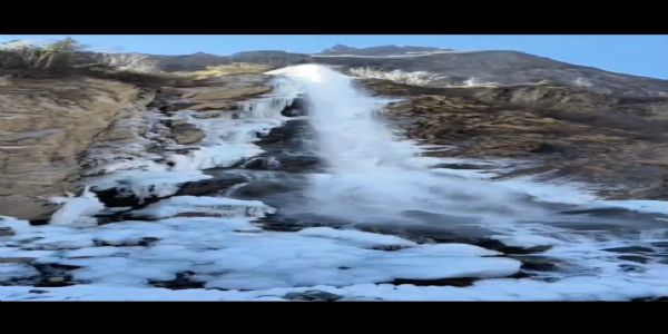 बर्फबारी के बाद ऊंचाई इलाकाें में जम गए झरनें और नदियों का पानी