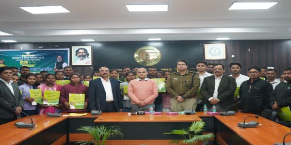 चौकीदार के 25 अभ्‍यर्थियों को उपायुक्‍त ने बांटा नियुक्ति पत्र