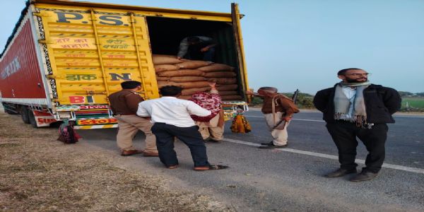 प्रदेश में अवैध मदिरा पर कार्रवाई: ट्रक में गुप्त चेम्बर से 498 पेटी अन्य राज्य की शराब बरामद