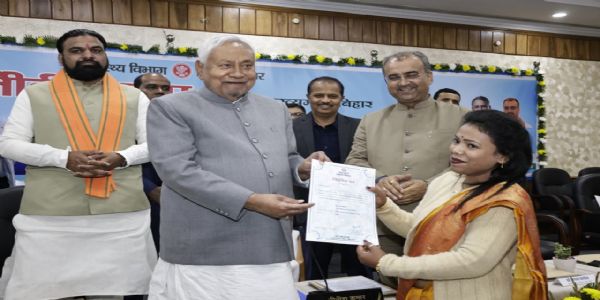 मुख्यमंत्री नीतीश कुमार ने 1283 नवनियुक्त आयुष चिकित्सकों को सौंपे नियुक्ति पत्र