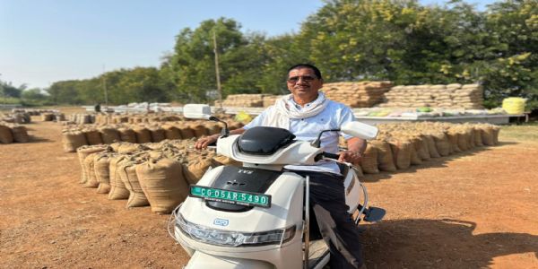 धमतरी : समर्थन मूल्य में धान बेचकर किसान हंसराज साहू ने खरीदा स्कूटी