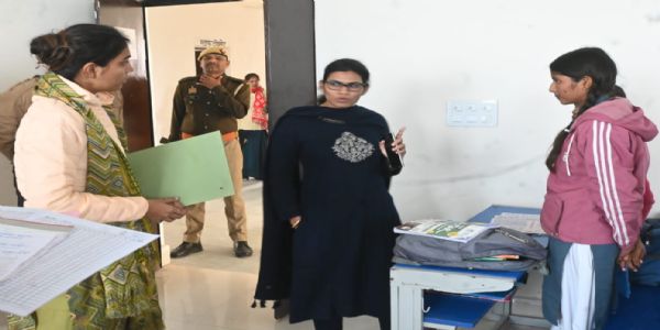 डीएम का सख्त रुख: अनुपस्थित शिक्षिकाओं का वेतन रोका